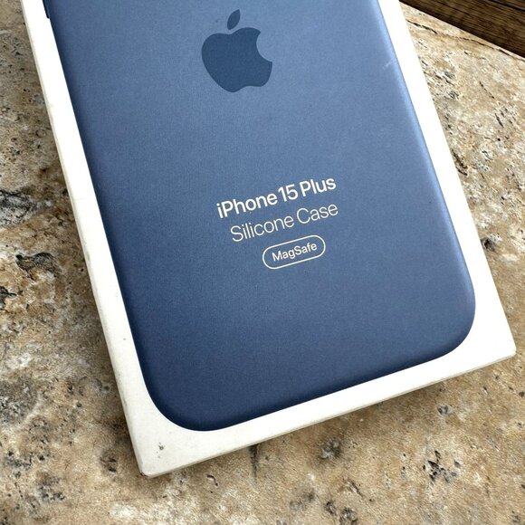 Apple iPhone 15 Plus Silicone Case with MagSafe Winter Blue MT193ZM/A New - Picture 3 of 8
